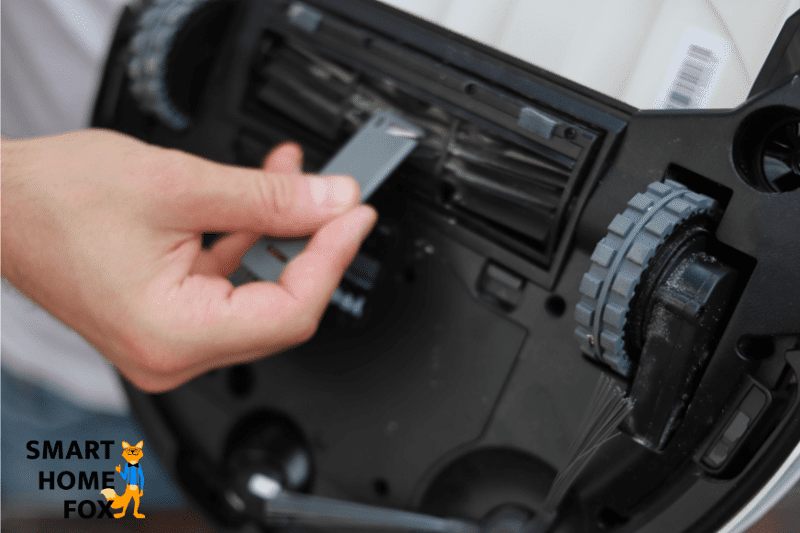 Haare werden aus der Hauptbürste des Yeedi Mop entfernt